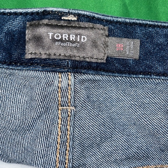 Torrid Blue Distressed Stretch Jean Shorts size 18 - Picture 3 of 9
